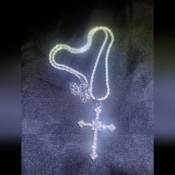 Elegant Silver Cross Pendant Necklace - Picture 6 of 6